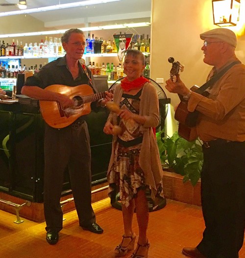 晚餐在米拉玛与伟大的音乐娱乐哈瓦那，古巴