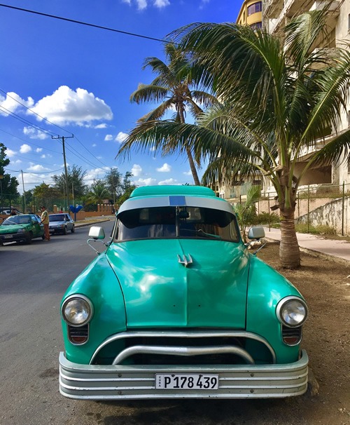 哈瓦那的一辆美国翻新旧车