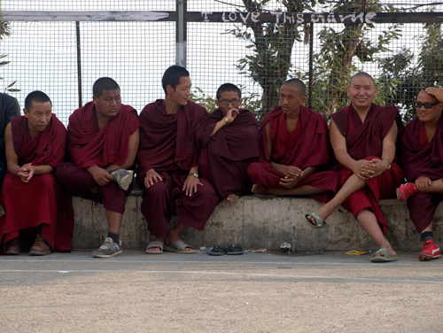 藏族僧侣看篮球比赛