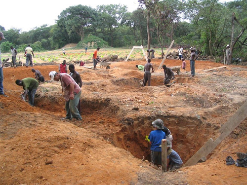 在赞比亚挖水库