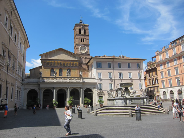 罗马的Trastevere的圣玛丽亚大教堂步行