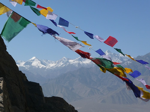 在印度喜马拉雅山的拉达克风中的祈祷旗