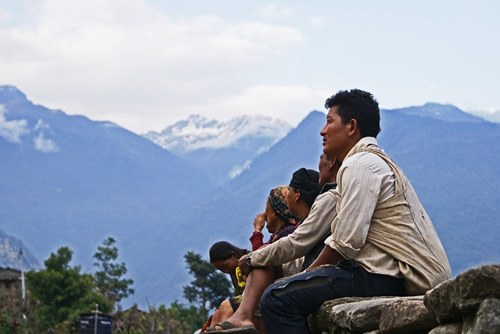 坐在尼泊尔的人们