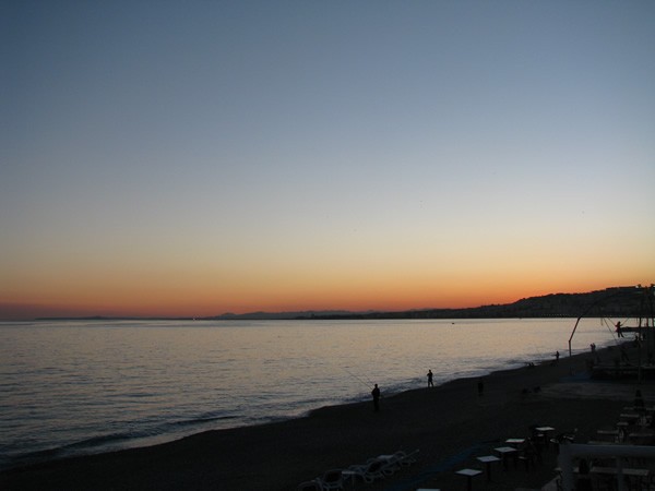 夕阳从英国人的海滨漫步