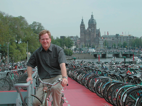 里克·史蒂夫（Rick Steves）在阿姆斯特丹骑自行车