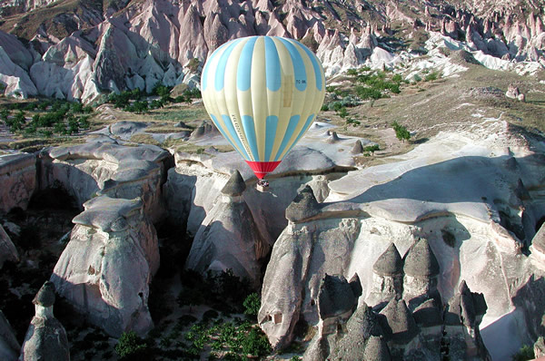 火山岩石是由风和天气雕刻而成的。Kapadokya Balloons Goreme摄。