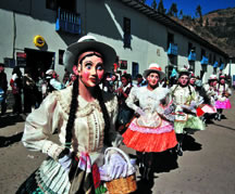 在秘鲁的维根·德尔·卡门节上跳舞
