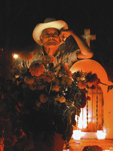 墨西哥墓地里的男子