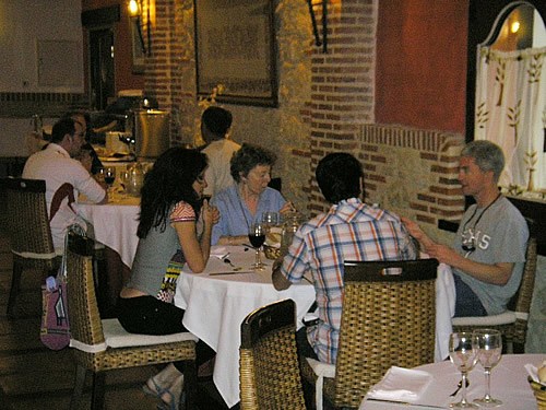 西班牙人和志愿的盎格鲁人在用餐时交谈