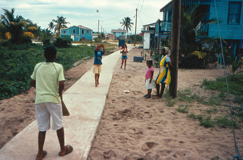 当地的孩子在世界上最狭窄的街道上玩耍
