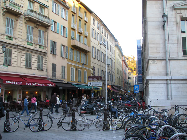 在法国生活时，尼斯的街头场景