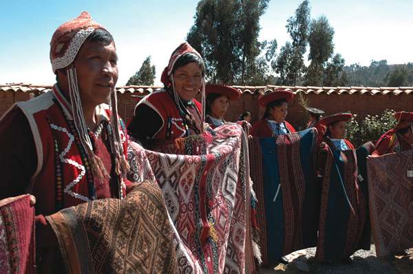 秘鲁织布工自豪地展示了获胜的作品。