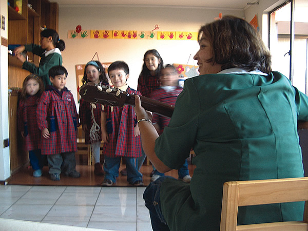 金宝搏8世界在智利教孩子英语