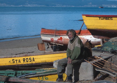 一名渔民在智利的Tumbes休息