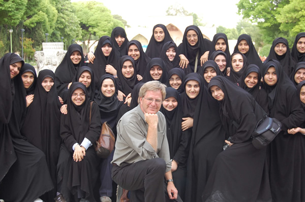 里克·史蒂夫（Rick Steves）和伊朗的女学生一起出去玩