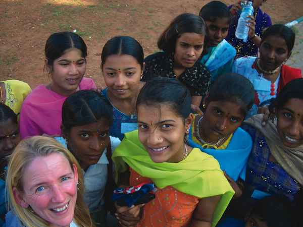 贝丝·惠特曼在印度和当地妇女
