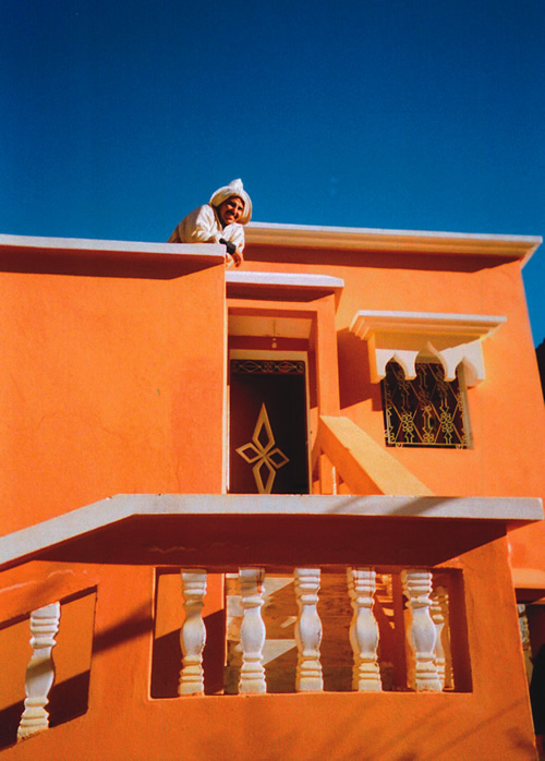 在摩洛哥的露台上的人
