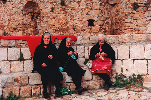 在西西里岛的拉古萨，妇女在钩针编织