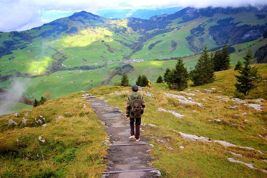 在阿尔卑斯山徒步旅行时，健康和安全很重要