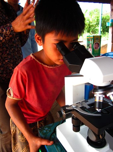 在柬埔寨读书的孩子