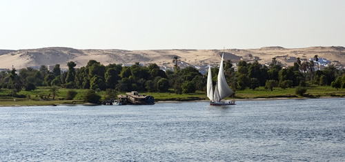 日落时分的埃及小帆船