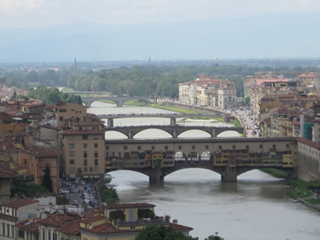 亚诺河穿过佛罗伦萨的景色