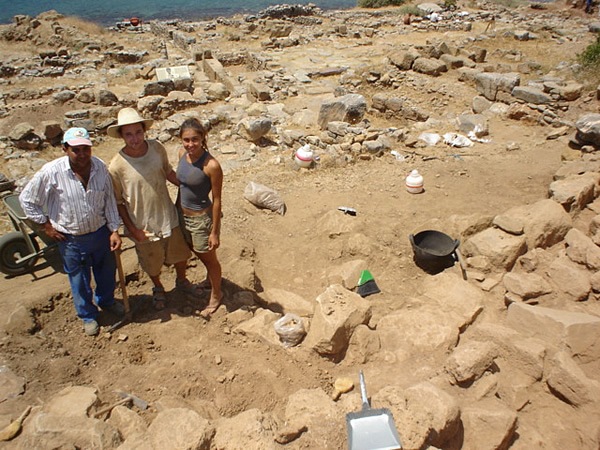 希腊一名学生在考古挖掘现场做志愿者