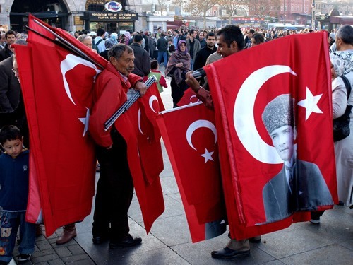 在伊斯坦布尔有旗帜的男人