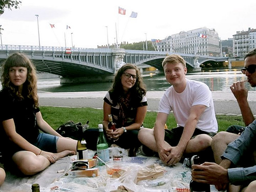 与朋友在里昂罗纳河附近野餐。