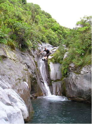 在新西兰跳下瀑布