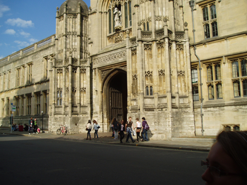 在牛津基督教堂的入口