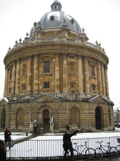雪中的牛津大学拉德克利夫照相机