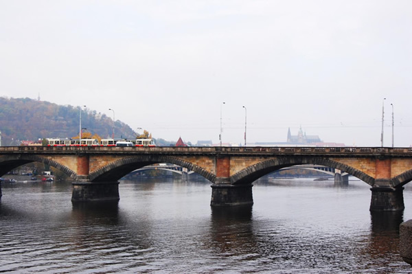 雾中的捷克布拉格大桥
