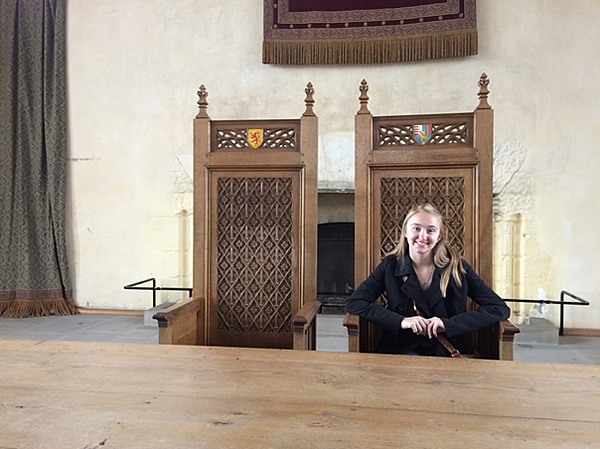 作者坐在苏格兰斯特林的斯特林城堡的大厅里