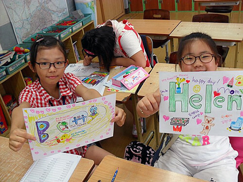 韩国元素学校的学生选择英语名称。