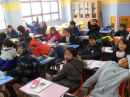 韩国元素学校的学生在课堂上。