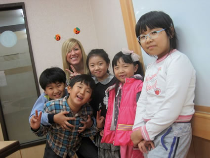 作者在教室里教韩国学生