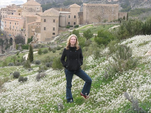 作者在西班牙昆卡的花丛中