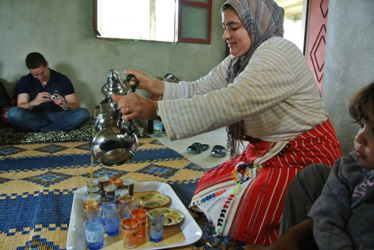 在摩洛哥的村庄里供应摩洛哥茶