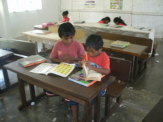 志愿者在马歇尔群岛向金宝搏8世界儿童教英语
