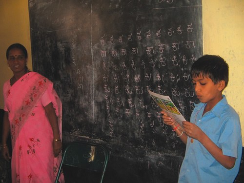 印度的孩子在老师看时阅读
