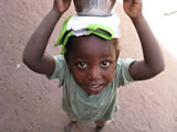 在冈比亚喝牛奶的女孩