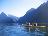 在新西兰湖中划船