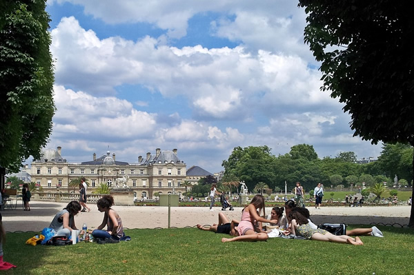 卢森堡花园公园位于巴黎市中心