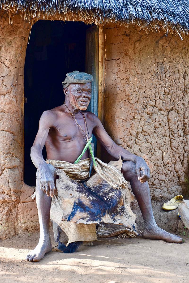 喀麦隆一位老人坐在门廊上