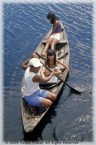独木舟上的亚马逊当地人